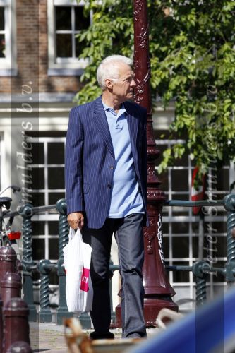 Amsterdam 3 augustus 2010
Paul Witteman lekker wandelend in het zonnetje in Amsterdam.
Peter Smulders bv