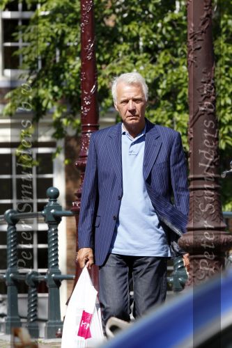 Amsterdam 3 augustus 2010
Paul Witteman lekker wandelend in het zonnetje in Amsterdam.
Peter Smulders bv