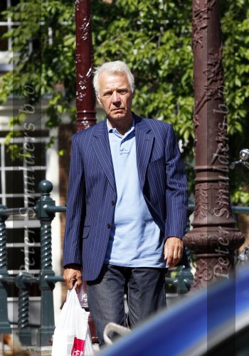 Amsterdam 3 augustus 2010
Paul Witteman lekker wandelend in het zonnetje in Amsterdam.
Peter Smulders bv