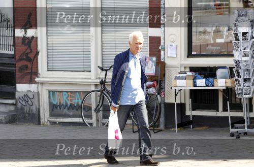 Amsterdam 3 augustus 2010
Paul Witteman lekker wandelend in het zonnetje in Amsterdam.
Peter Smulders bv