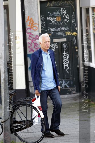 Amsterdam 3 augustus 2010
Paul Witteman lekker wandelend in het zonnetje in Amsterdam.
Peter Smulders bv