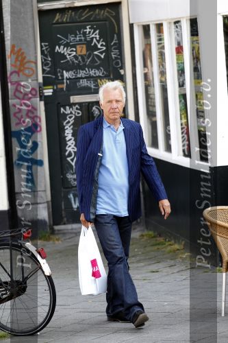 Amsterdam 3 augustus 2010
Paul Witteman lekker wandelend in het zonnetje in Amsterdam.
Peter Smulders bv