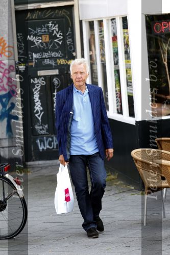 Amsterdam 3 augustus 2010
Paul Witteman lekker wandelend in het zonnetje in Amsterdam.
Peter Smulders bv