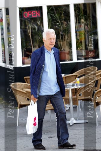 Amsterdam 3 augustus 2010
Paul Witteman lekker wandelend in het zonnetje in Amsterdam.
Peter Smulders bv