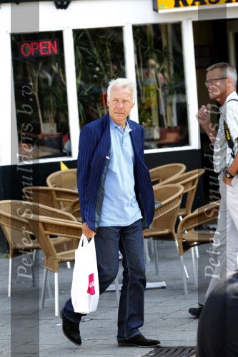 Amsterdam 3 augustus 2010
Paul Witteman lekker wandelend in het zonnetje in Amsterdam.
Peter Smulders bv