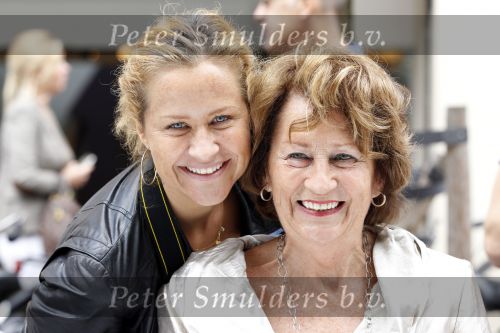 Amsterdam 22 augustus 2010
Grazia PC Catwalk op de pc hooftstraat. Paulien Huizinga Mol met moeder en fotocamera
Peter Smulders bv