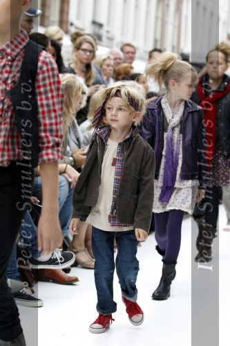 Amsterdam 22 augustus 2010
Grazia PC Catwalk op de pc hooftstraat. Michiel Mol met Paulien Huizinga en hun kinderen Paul Myrthe en Pieter
Peter Smulders bv