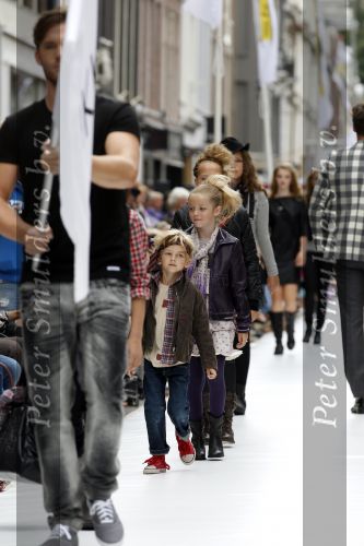 Amsterdam 22 augustus 2010
Grazia PC Catwalk op de pc hooftstraat. Michiel Mol met Paulien Huizinga en hun kinderen Paul Myrthe en Pieter
Peter Smulders bv