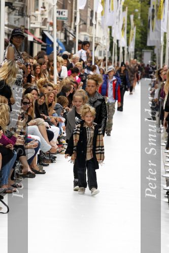 Amsterdam 22 augustus 2010
Grazia PC Catwalk op de pc hooftstraat. Michiel Mol met Paulien Huizinga en hun kinderen Paul Myrthe en Pieter
Peter Smulders bv