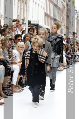 Amsterdam 22 augustus 2010
Grazia PC Catwalk op de pc hooftstraat. Michiel Mol met Paulien Huizinga en hun kinderen Paul Myrthe en Pieter
Peter Smulders bv