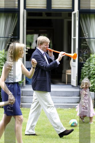 Wassernaar 5 juni 2010
Fotouurtje met Prinses Maxima Amalia Alexia Ariane en Prins Willem Alexander in de tuin van hun huis op de Horsten.
Peter Smulders bv