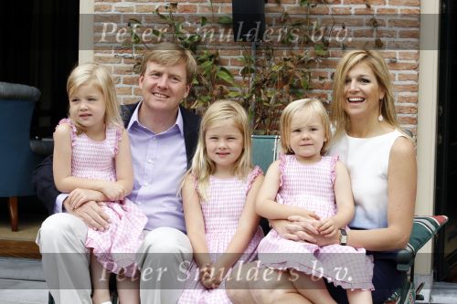 Wassernaar 5 juni 2010
Fotouurtje met Prinses Maxima Amalia Alexia Ariane en Prins Willem Alexander in de tuin van hun huis op de Horsten.
Peter Smulders bv