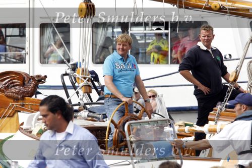 Amsterdam 21 augustus 2010
Prins Willem Alkexander met de groende Draeck bij sail. Prinses Maxima Prinses Amalia Ariane en Alexia zijn er ook bij. Ook is er een kindermeisje bij. Ze voeren onder begeleiding van meerdere politie boten
Peter Smulders bv