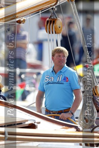 Amsterdam 21 augustus 2010
Prins Willem Alkexander met de groende Draeck bij sail. Prinses Maxima Prinses Amalia Ariane en Alexia zijn er ook bij. Ook is er een kindermeisje bij. Ze voeren onder begeleiding van meerdere politie boten
Peter Smulders bv