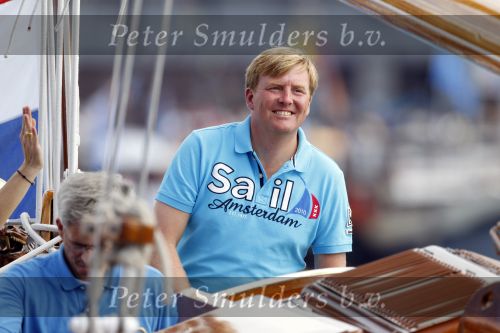 Amsterdam 21 augustus 2010
Prins Willem Alkexander met de groende Draeck bij sail. Prinses Maxima Prinses Amalia Ariane en Alexia zijn er ook bij. Ook is er een kindermeisje bij. Ze voeren onder begeleiding van meerdere politie boten
Peter Smulders bv