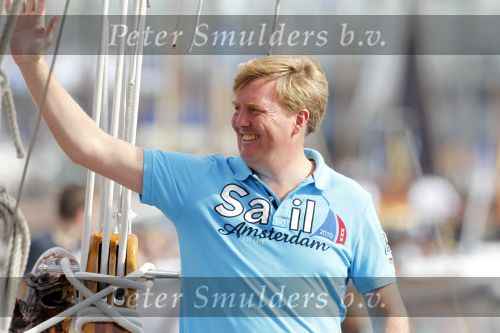 Amsterdam 21 augustus 2010
Prins Willem Alkexander met de groende Draeck bij sail. Prinses Maxima Prinses Amalia Ariane en Alexia zijn er ook bij. Ook is er een kindermeisje bij. Ze voeren onder begeleiding van meerdere politie boten
Peter Smulders bv