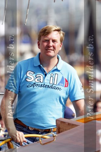 Amsterdam 21 augustus 2010
Prins Willem Alkexander met de groende Draeck bij sail. Prinses Maxima Prinses Amalia Ariane en Alexia zijn er ook bij. Ook is er een kindermeisje bij. Ze voeren onder begeleiding van meerdere politie boten
Peter Smulders bv