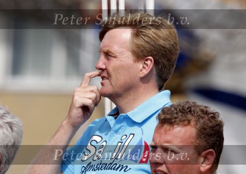 Amsterdam 21 augustus 2010
Prins Willem Alkexander met de groende Draeck bij sail. Prinses Maxima Prinses Amalia Ariane en Alexia zijn er ook bij. Ook is er een kindermeisje bij. Ze voeren onder begeleiding van meerdere politie boten
Peter Smulders bv