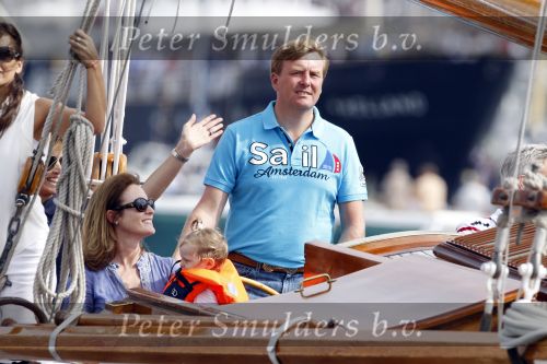 Amsterdam 21 augustus 2010
Prins Willem Alkexander met de groende Draeck bij sail. Prinses Maxima Prinses Amalia Ariane en Alexia zijn er ook bij. Ook is er een kindermeisje bij. Ze voeren onder begeleiding van meerdere politie boten
Peter Smulders bv