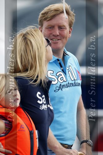 Amsterdam 21 augustus 2010
Prins Willem Alkexander met de groende Draeck bij sail. Prinses Maxima Prinses Amalia Ariane en Alexia zijn er ook bij. Ook is er een kindermeisje bij. Ze voeren onder begeleiding van meerdere politie boten
Peter Smulders bv