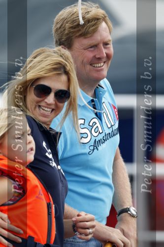 Amsterdam 21 augustus 2010
Prins Willem Alkexander met de groende Draeck bij sail. Prinses Maxima Prinses Amalia Ariane en Alexia zijn er ook bij. Ook is er een kindermeisje bij. Ze voeren onder begeleiding van meerdere politie boten
Peter Smulders bv