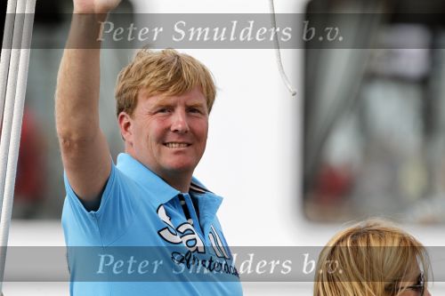 Amsterdam 21 augustus 2010
Prins Willem Alkexander met de groende Draeck bij sail. Prinses Maxima Prinses Amalia Ariane en Alexia zijn er ook bij. Ook is er een kindermeisje bij. Ze voeren onder begeleiding van meerdere politie boten
Peter Smulders bv