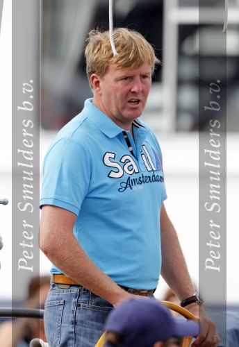 Amsterdam 21 augustus 2010
Prins Willem Alkexander met de groende Draeck bij sail. Prinses Maxima Prinses Amalia Ariane en Alexia zijn er ook bij. Ook is er een kindermeisje bij. Ze voeren onder begeleiding van meerdere politie boten
Peter Smulders bv