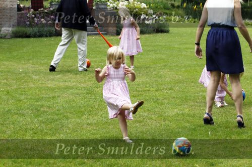 Wassernaar 5 juni 2010
Fotouurtje met Prinses Maxima Amalia Alexia Ariane en Prins Willem Alexander in de tuin van hun huis op de Horsten.
Peter Smulders bv