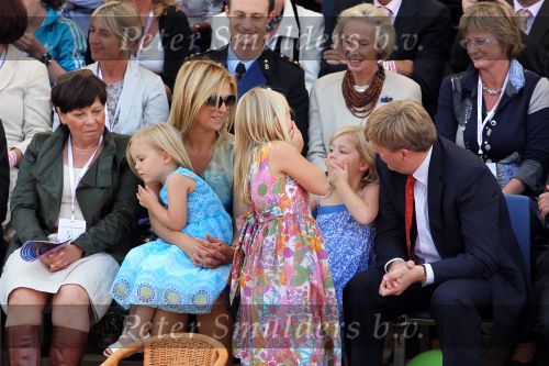 Tiel, 11 September 2010
50e maal FruitCorso met als gasten
Prins Willem Alexander, Prinses Maxima, Prinses Amalia, Prinses Alexia en Prinses Ariane
Foto Peter Smulders BV