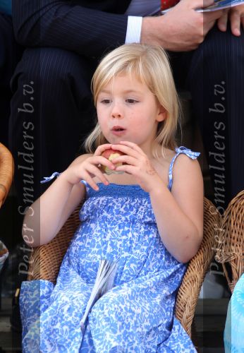 Tiel, 11 September 2010
50e maal FruitCorso met als gasten
Prins Willem Alexander, Prinses Maxima, Prinses Amalia, Prinses Alexia en Prinses Ariane
Foto Peter Smulders BV
