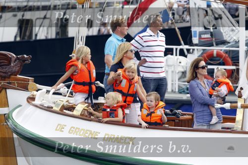 Amsterdam 21 augustus 2010
Prins Willem Alkexander met de groende Draeck bij sail. Prinses Maxima Prinses Amalia Ariane en Alexia zijn er ook bij. Ook is er een kindermeisje bij. Ze voeren onder begeleiding van meerdere politie boten
Peter Smulders bv