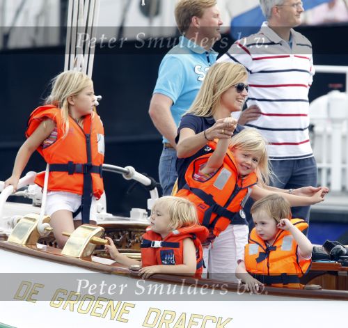 Amsterdam 21 augustus 2010
Prins Willem Alkexander met de groende Draeck bij sail. Prinses Maxima Prinses Amalia Ariane en Alexia zijn er ook bij. Ook is er een kindermeisje bij. Ze voeren onder begeleiding van meerdere politie boten
Peter Smulders bv