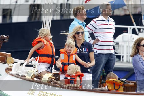 Amsterdam 21 augustus 2010
Prins Willem Alkexander met de groende Draeck bij sail. Prinses Maxima Prinses Amalia Ariane en Alexia zijn er ook bij. Ook is er een kindermeisje bij. Ze voeren onder begeleiding van meerdere politie boten
Peter Smulders bv