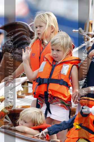 Amsterdam 21 augustus 2010
Prins Willem Alkexander met de groende Draeck bij sail. Prinses Maxima Prinses Amalia Ariane en Alexia zijn er ook bij. Ook is er een kindermeisje bij. Ze voeren onder begeleiding van meerdere politie boten
Peter Smulders bv