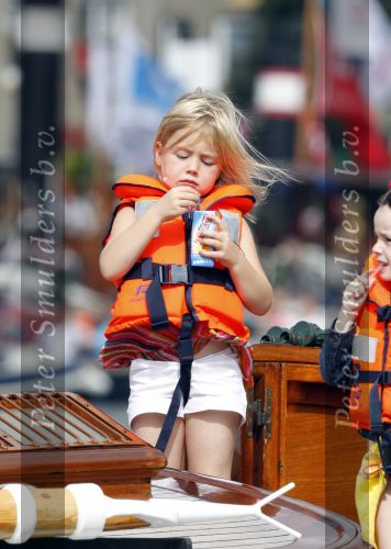 Amsterdam 21 augustus 2010
Prins Willem Alkexander met de groende Draeck bij sail. Prinses Maxima Prinses Amalia Ariane en Alexia zijn er ook bij. Ook is er een kindermeisje bij. Ze voeren onder begeleiding van meerdere politie boten
Peter Smulders bv