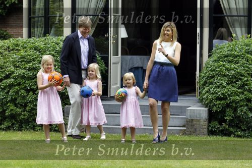 Wassernaar 5 juni 2010
Fotouurtje met Prinses Maxima Amalia Alexia Ariane en Prins Willem Alexander in de tuin van hun huis op de Horsten.
Peter Smulders bv