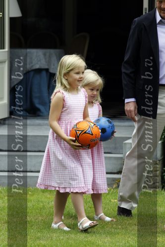 Wassernaar 5 juni 2010
Fotouurtje met Prinses Maxima Amalia Alexia Ariane en Prins Willem Alexander in de tuin van hun huis op de Horsten.
Peter Smulders bv