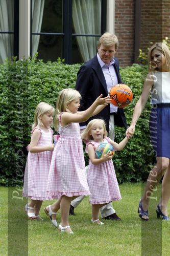 Wassernaar 5 juni 2010
Fotouurtje met Prinses Maxima Amalia Alexia Ariane en Prins Willem Alexander in de tuin van hun huis op de Horsten.
Peter Smulders bv