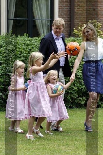 Wassernaar 5 juni 2010
Fotouurtje met Prinses Maxima Amalia Alexia Ariane en Prins Willem Alexander in de tuin van hun huis op de Horsten.
Peter Smulders bv