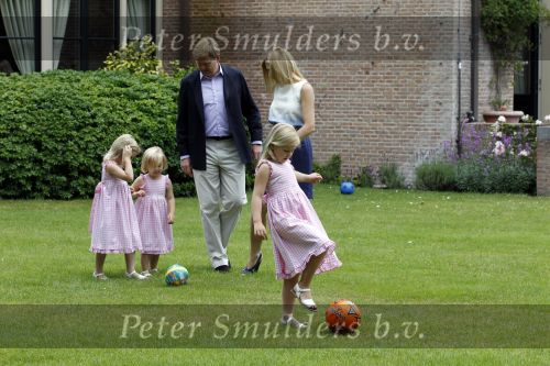 Wassernaar 5 juni 2010
Fotouurtje met Prinses Maxima Amalia Alexia Ariane en Prins Willem Alexander in de tuin van hun huis op de Horsten.
Peter Smulders bv