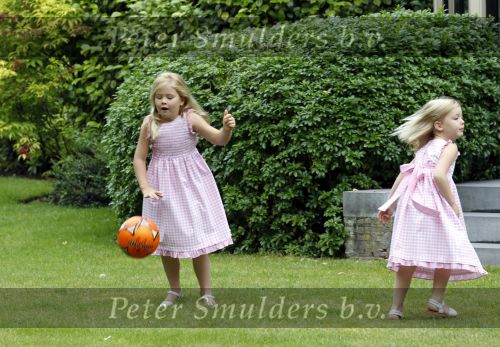 Wassernaar 5 juni 2010
Fotouurtje met Prinses Maxima Amalia Alexia Ariane en Prins Willem Alexander in de tuin van hun huis op de Horsten.
Peter Smulders bv