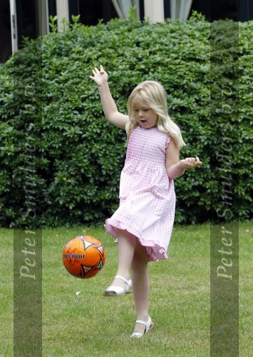 Wassernaar 5 juni 2010
Fotouurtje met Prinses Maxima Amalia Alexia Ariane en Prins Willem Alexander in de tuin van hun huis op de Horsten.
Peter Smulders bv