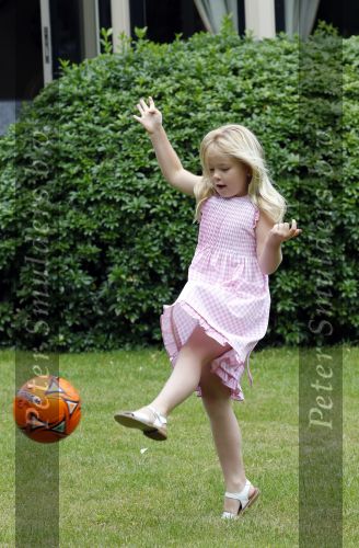 Wassernaar 5 juni 2010
Fotouurtje met Prinses Maxima Amalia Alexia Ariane en Prins Willem Alexander in de tuin van hun huis op de Horsten.
Peter Smulders bv