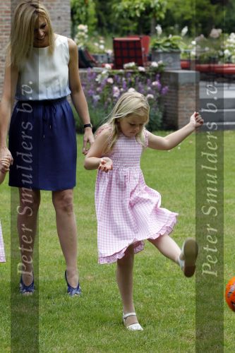 Wassernaar 5 juni 2010
Fotouurtje met Prinses Maxima Amalia Alexia Ariane en Prins Willem Alexander in de tuin van hun huis op de Horsten.
Peter Smulders bv