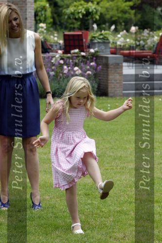 Wassernaar 5 juni 2010
Fotouurtje met Prinses Maxima Amalia Alexia Ariane en Prins Willem Alexander in de tuin van hun huis op de Horsten.
Peter Smulders bv