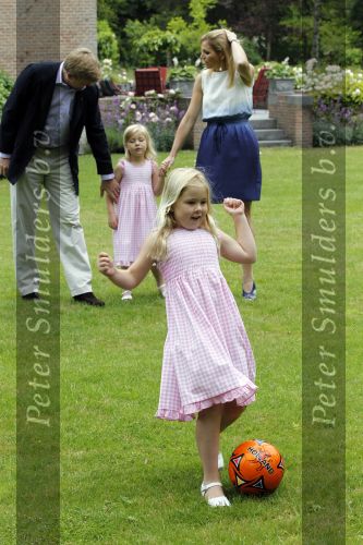 Wassernaar 5 juni 2010
Fotouurtje met Prinses Maxima Amalia Alexia Ariane en Prins Willem Alexander in de tuin van hun huis op de Horsten.
Peter Smulders bv