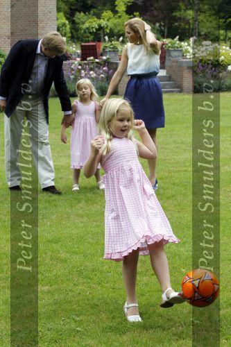 Wassernaar 5 juni 2010
Fotouurtje met Prinses Maxima Amalia Alexia Ariane en Prins Willem Alexander in de tuin van hun huis op de Horsten.
Peter Smulders bv