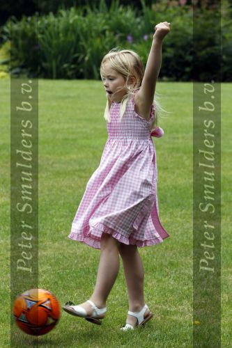 Wassernaar 5 juni 2010
Fotouurtje met Prinses Maxima Amalia Alexia Ariane en Prins Willem Alexander in de tuin van hun huis op de Horsten.
Peter Smulders bv