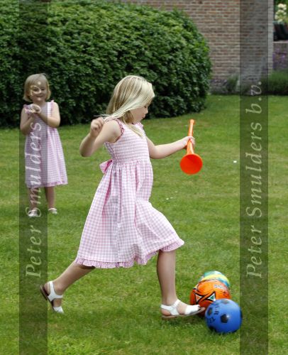 Wassernaar 5 juni 2010
Fotouurtje met Prinses Maxima Amalia Alexia Ariane en Prins Willem Alexander in de tuin van hun huis op de Horsten.
Peter Smulders bv
