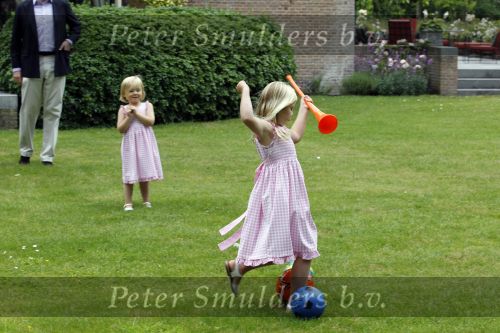 Wassernaar 5 juni 2010
Fotouurtje met Prinses Maxima Amalia Alexia Ariane en Prins Willem Alexander in de tuin van hun huis op de Horsten.
Peter Smulders bv